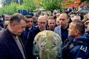 Demonstranti u Zvečanu bacaju prazne flaše na lidera Srpske liste Gorana Rakića – Lavrov: Zbog Kosova novi sukob u Evropi