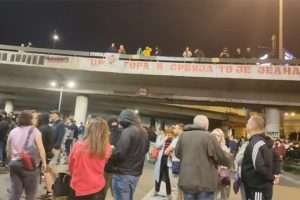 Beograd: Grupa građana blokirala auto-put kod Autokomande, protestuju zbog situacije na KiM