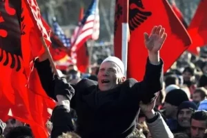 Zapad ih razorio: Albanci odlaze, Srbi se rađaju – Iz lažne države beže – glavom bez obzira