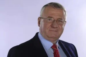 ЖЕСТОК ОКРШАЈ ПРЕД КАМЕРАМА КУРИРА(ВИДЕО)