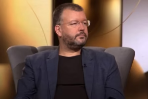 ЧЕДОМИР АНТИЋ УПОЗОРАВА: „Ово је борба против српске нације“