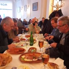 НАС  СЕДМОРИЦА МЛАДИХ У ПООДМАКЛИМ ГОДИНАМА НА ДРУЖЕЊУ И РУЧКУ СА ПЕЂОМ